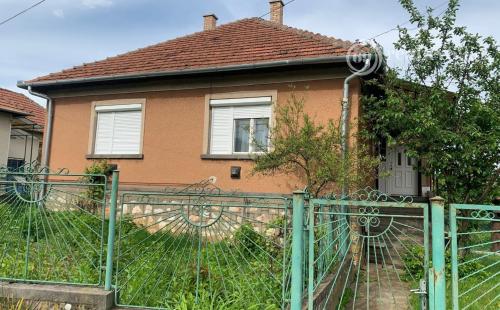 MAĎARSKO - BÓDVASZILAS 3 IZBOVÝ RD V KLUDNEJ ČASTI OBCE.