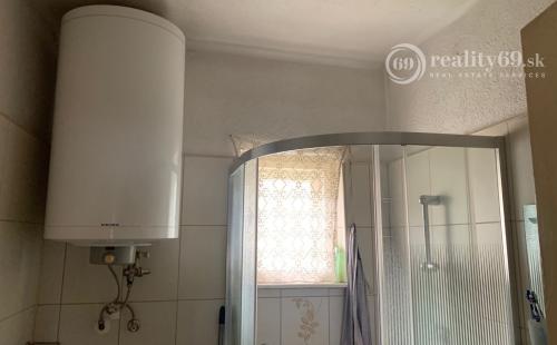 MAĎARSKO - BÓDVASZILAS 3 IZBOVÝ RD V KLUDNEJ ČASTI OBCE.