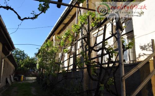 MAĎARSKO - GONC 3 IZBOVÝ  HISTORICKÝ RD NA VÝBORNOM MIESTE