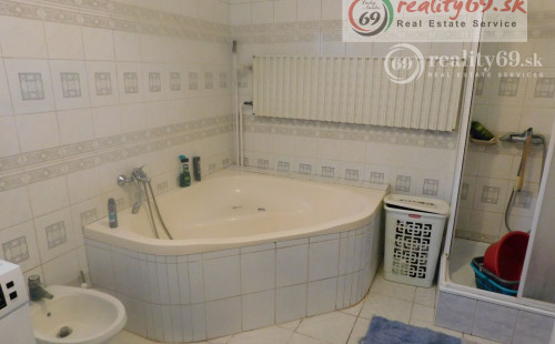 MAĎARSKO - KOMLOSKA 8 IZBOVÝ ZREKONŠTRUOVANÝ RD VCHODNÝ AJ AKO PENZIÓN