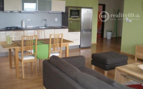 JUH - TÁBORSKA 3 IZBOVÝ BYT KOMPLETNE ZARIADENÝ SO ZÁHRADOU A PARKOVACÍM MIESTOM.