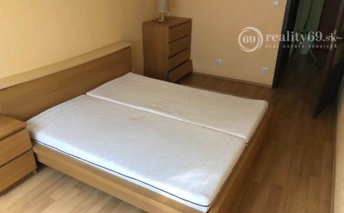 JUH - TÁBORSKA 3 IZBOVÝ BYT KOMPLETNE ZARIADENÝ SO ZÁHRADOU A PARKOVACÍM MIESTOM.