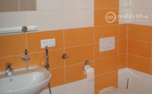 JUH - TÁBORSKA 3 IZBOVÝ BYT KOMPLETNE ZARIADENÝ SO ZÁHRADOU A PARKOVACÍM MIESTOM.