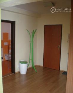 JUH - TÁBORSKA 3 IZBOVÝ BYT KOMPLETNE ZARIADENÝ SO ZÁHRADOU A PARKOVACÍM MIESTOM.