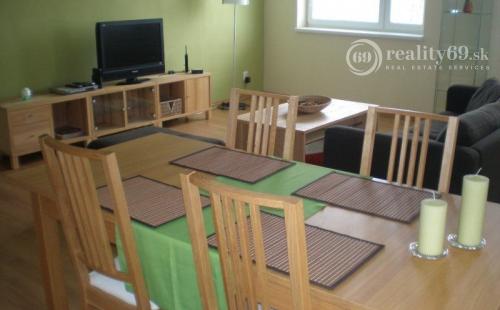 JUH - TÁBORSKA 3 IZBOVÝ BYT KOMPLETNE ZARIADENÝ SO ZÁHRADOU A PARKOVACÍM MIESTOM.