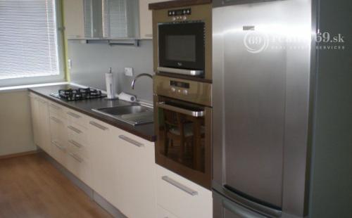 JUH - TÁBORSKA 3 IZBOVÝ BYT KOMPLETNE ZARIADENÝ SO ZÁHRADOU A PARKOVACÍM MIESTOM.