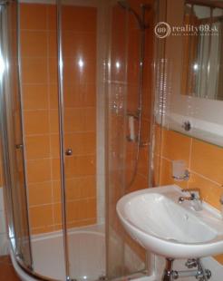 JUH - TÁBORSKA 3 IZBOVÝ BYT KOMPLETNE ZARIADENÝ SO ZÁHRADOU A PARKOVACÍM MIESTOM.