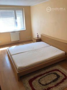 JUH - TÁBORSKA 3 IZBOVÝ BYT KOMPLETNE ZARIADENÝ SO ZÁHRADOU A PARKOVACÍM MIESTOM.