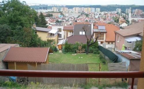 JUH - TÁBORSKA 3 IZBOVÝ BYT KOMPLETNE ZARIADENÝ SO ZÁHRADOU A PARKOVACÍM MIESTOM.