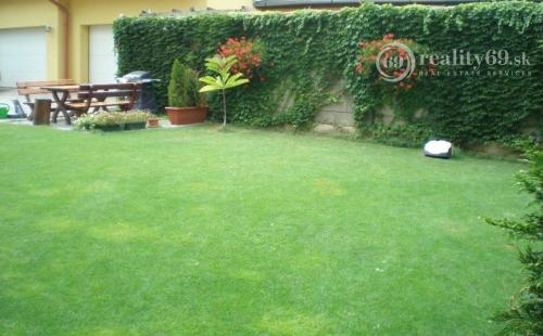 JUH - TÁBORSKA 3 IZBOVÝ BYT KOMPLETNE ZARIADENÝ SO ZÁHRADOU A PARKOVACÍM MIESTOM.