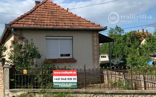 MAĎARSKO - SZENDRO PEKNÝ 2 IZBOVÝ RODINNÝ DOM PRI HLAVNEJ CESTE S VEĽKOU ZÁHRADOU