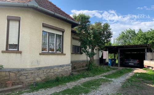 MAĎARSKO - SZENDRO PEKNÝ 2 IZBOVÝ RODINNÝ DOM PRI HLAVNEJ CESTE S VEĽKOU ZÁHRADOU