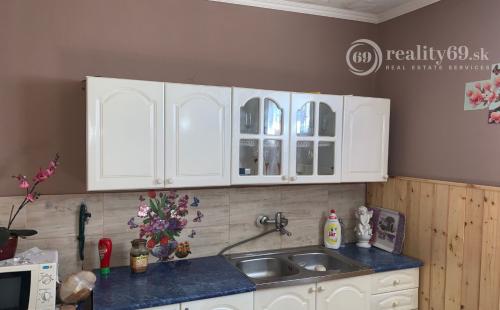 MAĎARSKO - SZENDRO PEKNÝ 2 IZBOVÝ RODINNÝ DOM PRI HLAVNEJ CESTE S VEĽKOU ZÁHRADOU