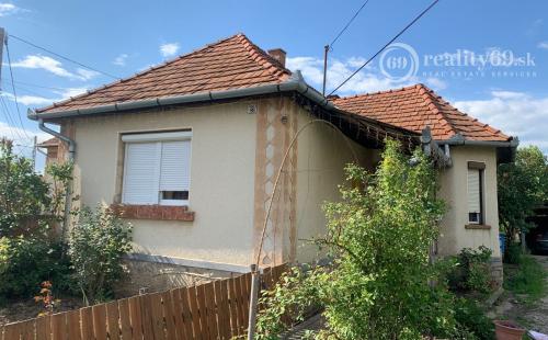 MAĎARSKO - SZENDRO PEKNÝ 2 IZBOVÝ RODINNÝ DOM PRI HLAVNEJ CESTE S VEĽKOU ZÁHRADOU