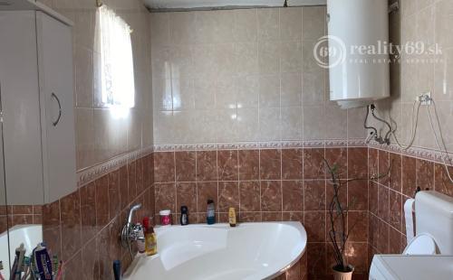 MAĎARSKO - SZENDRO PEKNÝ 2 IZBOVÝ RODINNÝ DOM PRI HLAVNEJ CESTE S VEĽKOU ZÁHRADOU