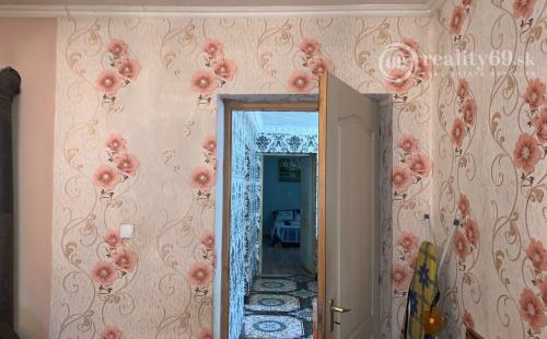 MAĎARSKO - SZENDRO PEKNÝ 2 IZBOVÝ RODINNÝ DOM PRI HLAVNEJ CESTE S VEĽKOU ZÁHRADOU