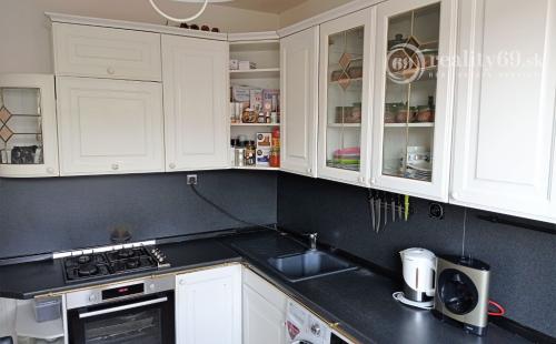 REZERVOVANÉ - ŤAHANOVCE - SOFIJSKÁ MODERNÝ 4 IZBOVÝ BYT 81 M2, LODŹIA.