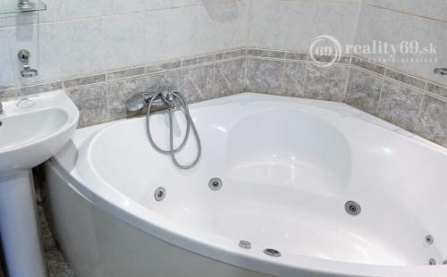 REZERVOVANÉ - ŤAHANOVCE - SOFIJSKÁ MODERNÝ 4 IZBOVÝ BYT 81 M2, LODŹIA.