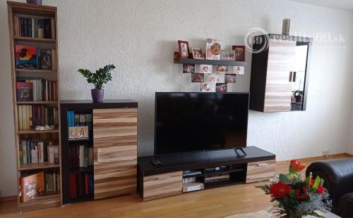 REZERVOVANÉ - ŤAHANOVCE - SOFIJSKÁ MODERNÝ 4 IZBOVÝ BYT 81 M2, LODŹIA.