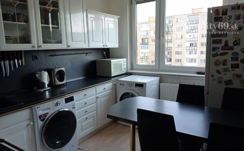 REZERVOVANÉ - ŤAHANOVCE - SOFIJSKÁ MODERNÝ 4 IZBOVÝ BYT 81 M2, LODŹIA.