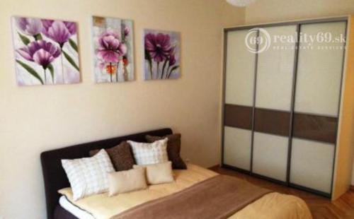 CENTRUM MESTA - HLAVNÁ ULICA, LUXUSNÝ, ZARIADENÝ 3 IZBOVÝ BYT S PARKOVACÍM MIESTOM VO DVORE.