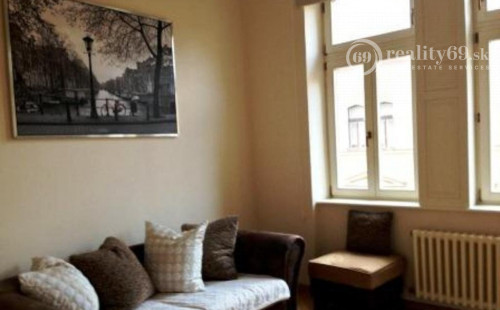 CENTRUM MESTA - HLAVNÁ ULICA, LUXUSNÝ, ZARIADENÝ 3 IZBOVÝ BYT S PARKOVACÍM MIESTOM VO DVORE.