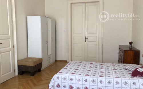 CENTRUM MESTA - HLAVNÁ ULICA, LUXUSNÝ, ZARIADENÝ 3 IZBOVÝ BYT S PARKOVACÍM MIESTOM VO DVORE.