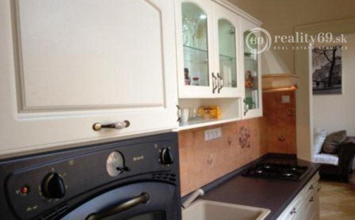 CENTRUM MESTA - HLAVNÁ ULICA, LUXUSNÝ, ZARIADENÝ 3 IZBOVÝ BYT S PARKOVACÍM MIESTOM VO DVORE.