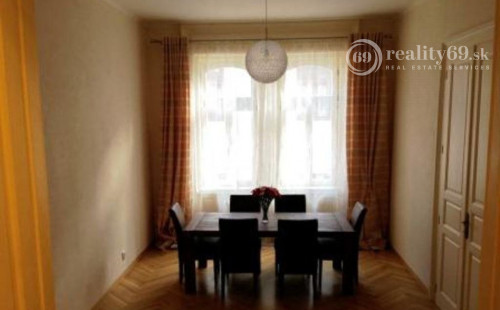 CENTRUM MESTA - HLAVNÁ ULICA, LUXUSNÝ, ZARIADENÝ 3 IZBOVÝ BYT S PARKOVACÍM MIESTOM VO DVORE.