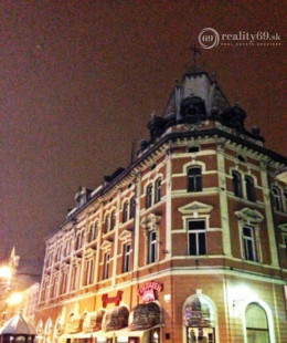 CENTRUM MESTA - HLAVNÁ ULICA, LUXUSNÝ, ZARIADENÝ 3 IZBOVÝ BYT S PARKOVACÍM MIESTOM VO DVORE.