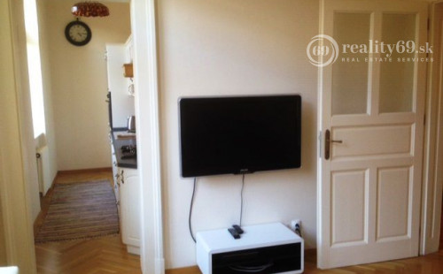 CENTRUM MESTA - HLAVNÁ ULICA, LUXUSNÝ, ZARIADENÝ 3 IZBOVÝ BYT S PARKOVACÍM MIESTOM VO DVORE.