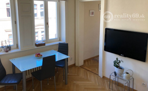 CENTRUM MESTA - HLAVNÁ ULICA, LUXUSNÝ, ZARIADENÝ 3 IZBOVÝ BYT S PARKOVACÍM MIESTOM VO DVORE.