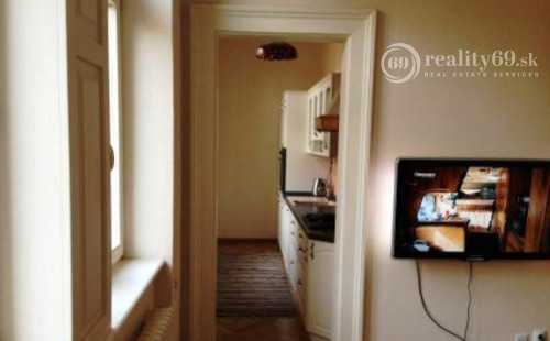 CENTRUM MESTA - HLAVNÁ ULICA, LUXUSNÝ, ZARIADENÝ 3 IZBOVÝ BYT S PARKOVACÍM MIESTOM VO DVORE.