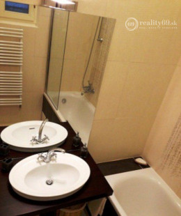 CENTRUM MESTA - HLAVNÁ ULICA, LUXUSNÝ, ZARIADENÝ 3 IZBOVÝ BYT S PARKOVACÍM MIESTOM VO DVORE.