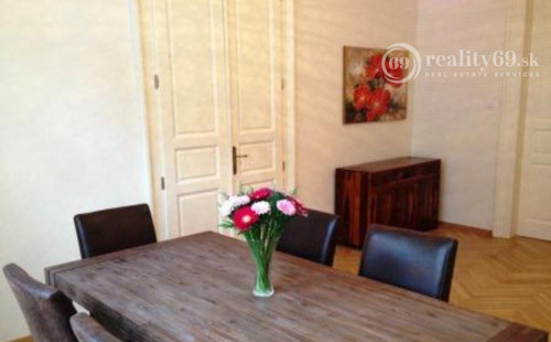 CENTRUM MESTA - HLAVNÁ ULICA, LUXUSNÝ, ZARIADENÝ 3 IZBOVÝ BYT S PARKOVACÍM MIESTOM VO DVORE.