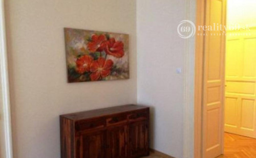 CENTRUM MESTA - HLAVNÁ ULICA, LUXUSNÝ, ZARIADENÝ 3 IZBOVÝ BYT S PARKOVACÍM MIESTOM VO DVORE.