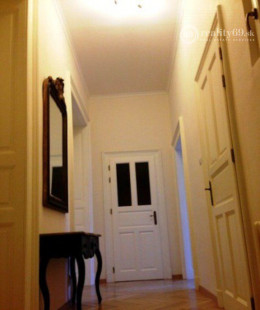 CENTRUM MESTA - HLAVNÁ ULICA, LUXUSNÝ, ZARIADENÝ 3 IZBOVÝ BYT S PARKOVACÍM MIESTOM VO DVORE.