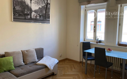 CENTRUM MESTA - HLAVNÁ ULICA, LUXUSNÝ, ZARIADENÝ 3 IZBOVÝ BYT S PARKOVACÍM MIESTOM VO DVORE.