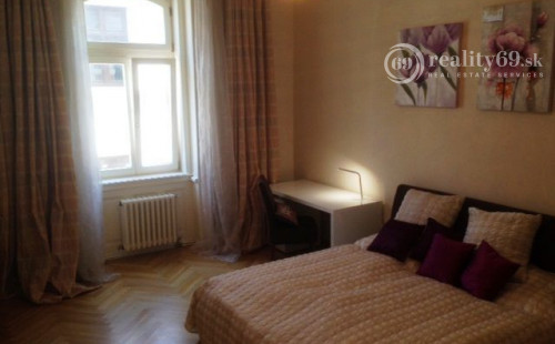 CENTRUM MESTA - HLAVNÁ ULICA, LUXUSNÝ, ZARIADENÝ 3 IZBOVÝ BYT S PARKOVACÍM MIESTOM VO DVORE.