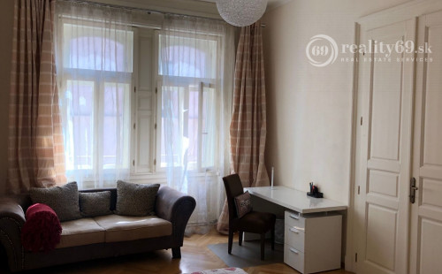 CENTRUM MESTA - HLAVNÁ ULICA, LUXUSNÝ, ZARIADENÝ 3 IZBOVÝ BYT S PARKOVACÍM MIESTOM VO DVORE.