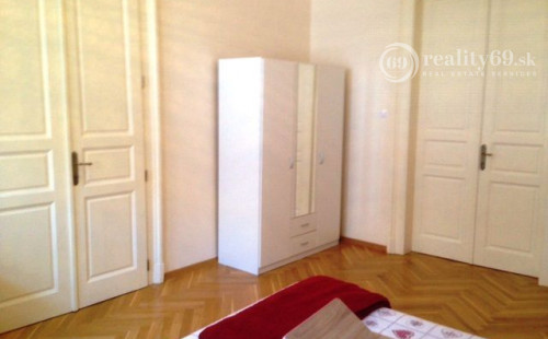 CENTRUM MESTA - HLAVNÁ ULICA, LUXUSNÝ, ZARIADENÝ 3 IZBOVÝ BYT S PARKOVACÍM MIESTOM VO DVORE.