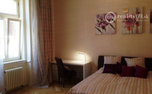 CENTRUM MESTA - HLAVNÁ ULICA, LUXUSNÝ, ZARIADENÝ 3 IZBOVÝ BYT S PARKOVACÍM MIESTOM VO DVORE.