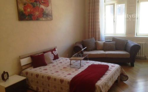 CENTRUM MESTA - HLAVNÁ ULICA, LUXUSNÝ, ZARIADENÝ 3 IZBOVÝ BYT S PARKOVACÍM MIESTOM VO DVORE.