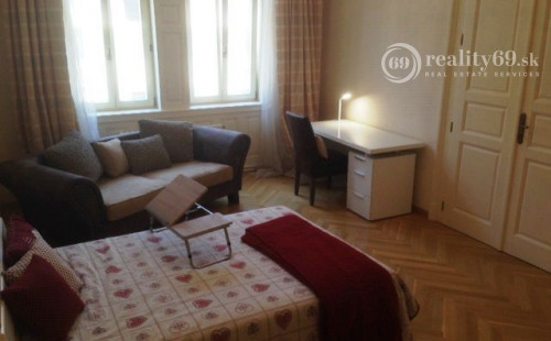 CENTRUM MESTA - HLAVNÁ ULICA, LUXUSNÝ, ZARIADENÝ 3 IZBOVÝ BYT S PARKOVACÍM MIESTOM VO DVORE.