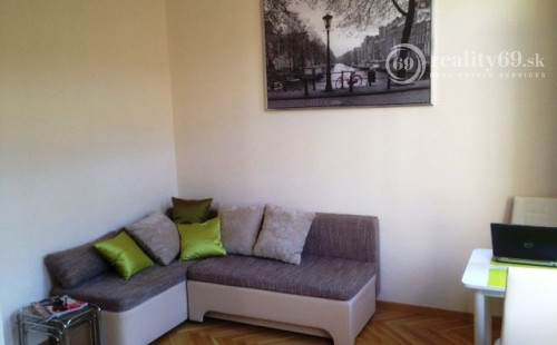 CENTRUM MESTA - HLAVNÁ ULICA, LUXUSNÝ, ZARIADENÝ 3 IZBOVÝ BYT S PARKOVACÍM MIESTOM VO DVORE.