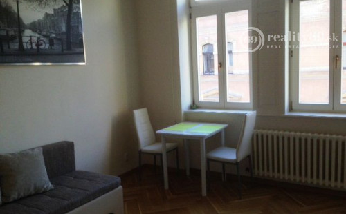 CENTRUM MESTA - HLAVNÁ ULICA, LUXUSNÝ, ZARIADENÝ 3 IZBOVÝ BYT S PARKOVACÍM MIESTOM VO DVORE.