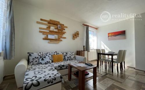 REZERVOVANÉ - KECHNEC - KVALITNÁ NOVOSTAVBA 4 IZBOVÉHO RD  S BAZÉNOM.