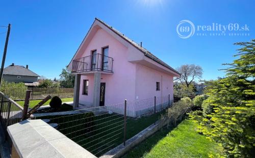 REZERVOVANÉ - KECHNEC - KVALITNÁ NOVOSTAVBA 4 IZBOVÉHO RD  S BAZÉNOM.