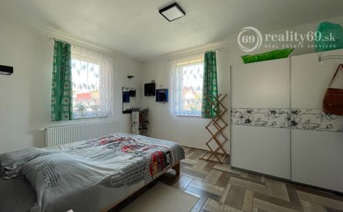 REZERVOVANÉ - KECHNEC - KVALITNÁ NOVOSTAVBA 4 IZBOVÉHO RD  S BAZÉNOM.