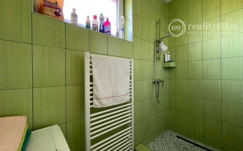 REZERVOVANÉ - KECHNEC - KVALITNÁ NOVOSTAVBA 4 IZBOVÉHO RD  S BAZÉNOM.